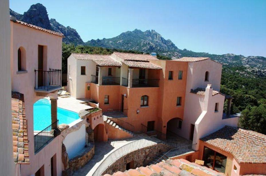 Hotel Arathena San Pantaleo Eksteriør billede