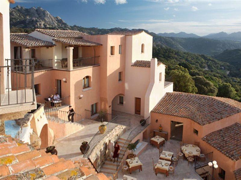 Hotel Arathena San Pantaleo Eksteriør billede
