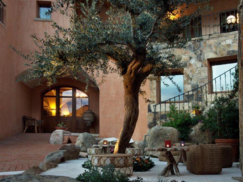 Hotel Arathena San Pantaleo Eksteriør billede